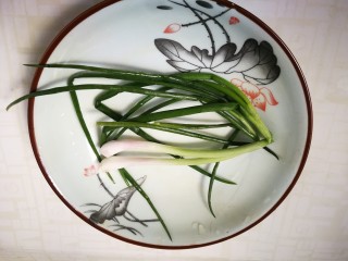 4、葱油蚕豆,葱洗净