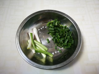 5、葱油蚕豆,葱白切段，葱叶切葱花