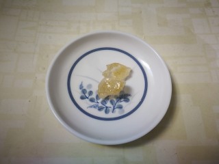 6、葱油蚕豆,准备两小块黄冰糖