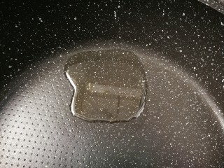 7、葱油蚕豆,锅中水开两勺花生油