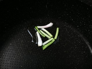 8、葱油蚕豆,放入葱白