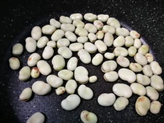 10、葱油蚕豆,放入蚕豆