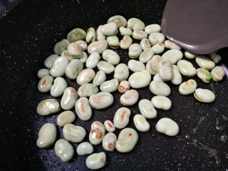 11、葱油蚕豆,翻炒至蚕豆表面均匀裹上油