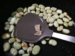 12、葱油蚕豆,放入两小块黄冰糖炒融化