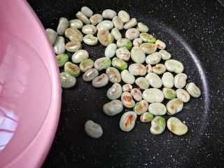 14、葱油蚕豆,放入淹没蚕豆的清水