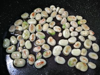 15、葱油蚕豆,盖上锅盖烧开