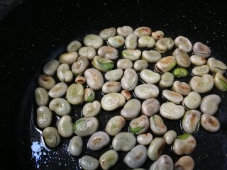 16、葱油蚕豆,转小火烧至剩下少许汤汁