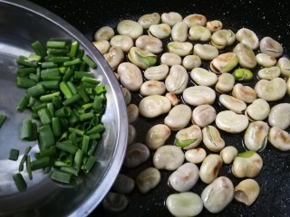 17、葱油蚕豆,放入葱花