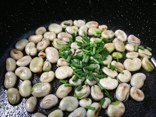 18、葱油蚕豆,翻炒
