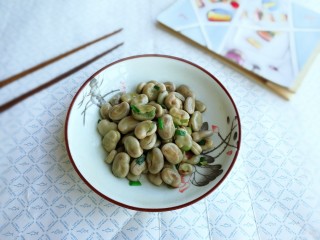 20、葱油蚕豆,出锅盛盘