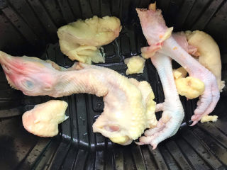 4、盐焗手撕鸡,去头尾、去鸡脚