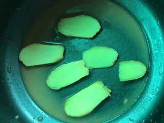 12、盐焗手撕鸡,放入电饭锅底，放少许花生油