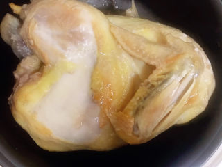 14、盐焗手撕鸡,放入电饭锅中，按下按钮，当电饭锅自动熄火后将鸡翻面