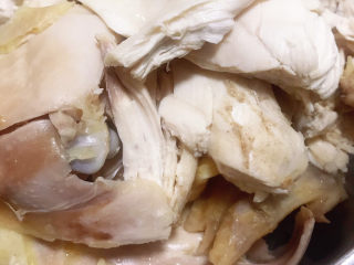 17、盐焗手撕鸡,放至室温后戴上手套将鸡肉拆骨取肉，撕成条