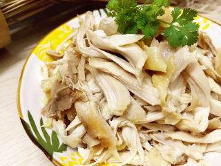 18、盐焗手撕鸡,装盘即可