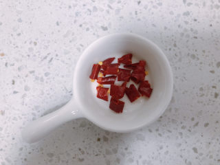 3、酸菜魔芋,干辣椒切成小段备用。