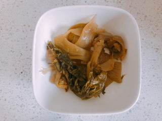 5、酸菜魔芋,准备好一把酸菜。