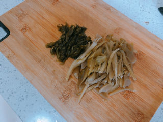 6、酸菜魔芋,把酸菜切成丝状。