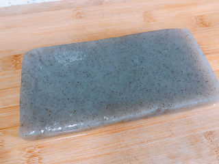 8、酸菜魔芋,拆开魔芋的包装。