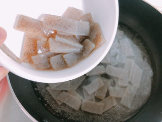 11、酸菜魔芋,锅内烧开水，把魔芋放入水中焯水。