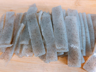 9、酸菜魔芋,先切成长的片状。