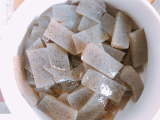 10、酸菜魔芋,再把片状对半切一下。