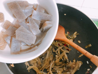 14、酸菜魔芋,酸菜炒的差不多的时候，加入魔芋。