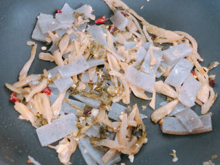 15、酸菜魔芋,翻炒均匀。