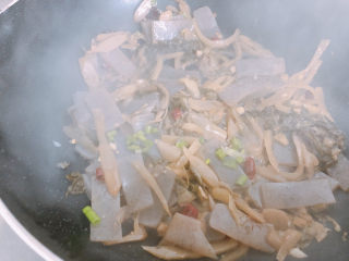 17、酸菜魔芋,翻炒入味之后撒一点葱花。