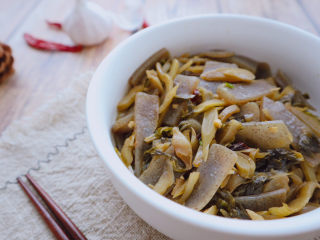 19、酸菜魔芋,准备好米饭就可以开动了。