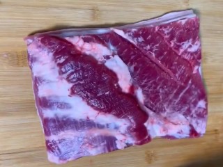1、红烧肉,准备一块上等的五花肉