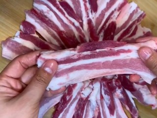 2、红烧肉,切成一厘米的大厚片