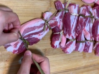 3、红烧肉,两头用马莲捆起