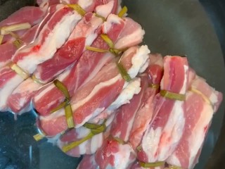 4、红烧肉,凉水下锅煮出血沫