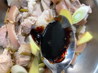 6、红烧肉,放入盆中加葱姜，盐，鸡精，十三香，耗油，老抽抓拌均匀腌制十五分钟