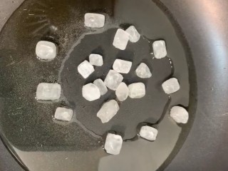 7、红烧肉,起锅烧油放入冰糖小火炒至枣红色