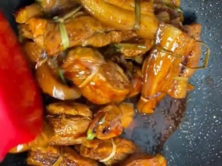 8、红烧肉,然后放入五花肉翻炒上色