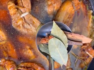 9、红烧肉,加适量清水，料酒，香叶，八角，桂皮
