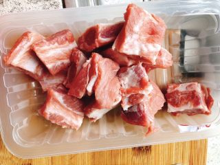 1、糖醋排骨,买来肋排，清洗干净。