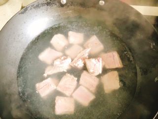 2、糖醋排骨,锅里水烧开，倒入肋排。