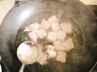 3、糖醋排骨,水再次煮开1分钟后，捞去表面浮沫。