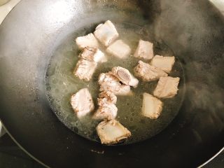 4、糖醋排骨,盖上锅盖继续大火煮18分钟，将肋排煮嫩。