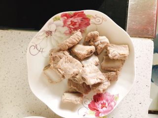 5、糖醋排骨,煮好后，捞起装盘备用。