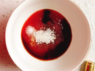 6、糖醋排骨,拿一个碗，倒入8勺番茄酱、2勺糖、半勺盐、2勺生抽。