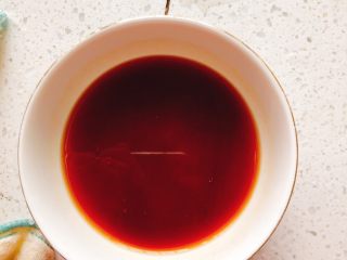 7、糖醋排骨,倒入100毫升水搅拌均匀。