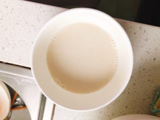 8、糖醋排骨,取少许淀粉，加入100毫升水，搅拌，稍后勾芡用。