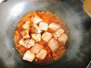 11、糖醋排骨,倒入调料翻炒1分钟。