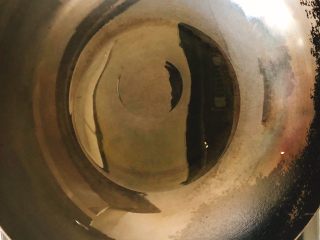 9、糖醋排骨,锅里倒入适量食用油。