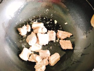 10、糖醋排骨,倒入排骨翻炒2分钟。