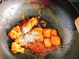 12、糖醋排骨,倒入淀粉水勾芡，并撒上白芝麻，翻炒均匀后关火。